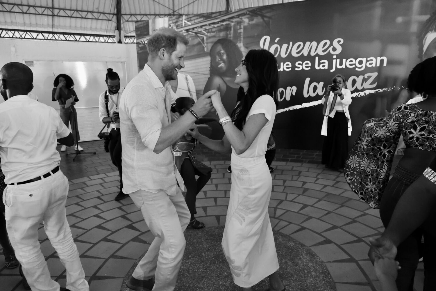 The Duke and Duchess of Sussex dancing at the Unidad Recreativa El Vallado 