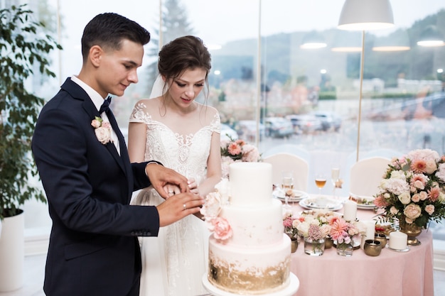 Wedding couple cutting wedding cake