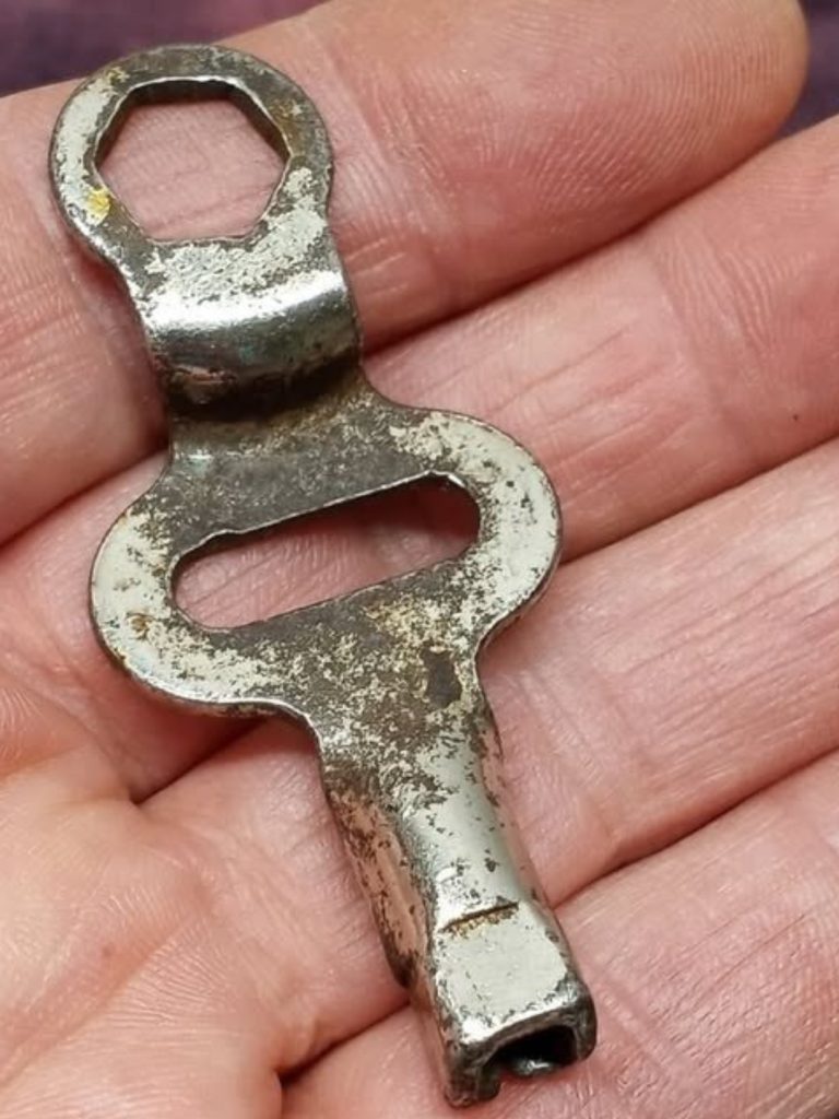 My husband found this in his grandparents’ house. It looks like keys but doesn’t open any door in the house, and it’s quite old. What could it be? Details in the first comment