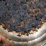 My grandpa taught me this trick to clean a scorched pan with 0 effort. Here’s how it works