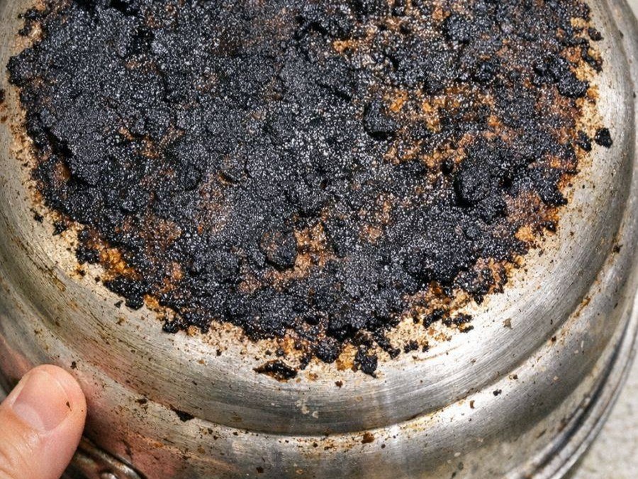 My grandpa taught me this trick to clean a scorched pan with 0 effort. Here’s how it works