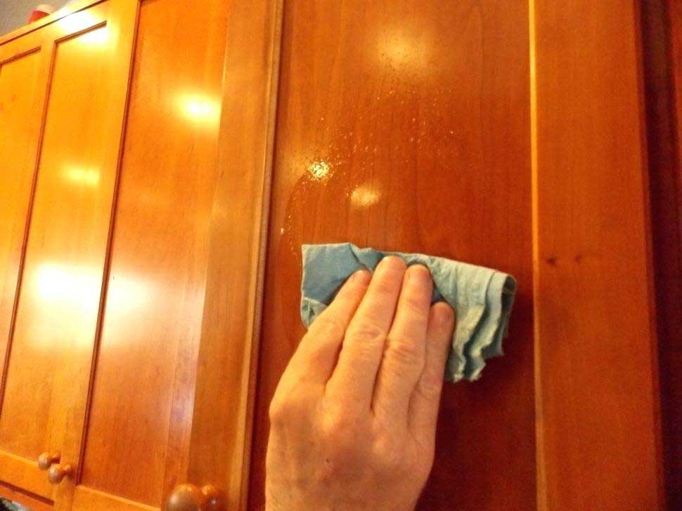 How to Remove Grease and Cooking Odors From Kitchen Cabinets