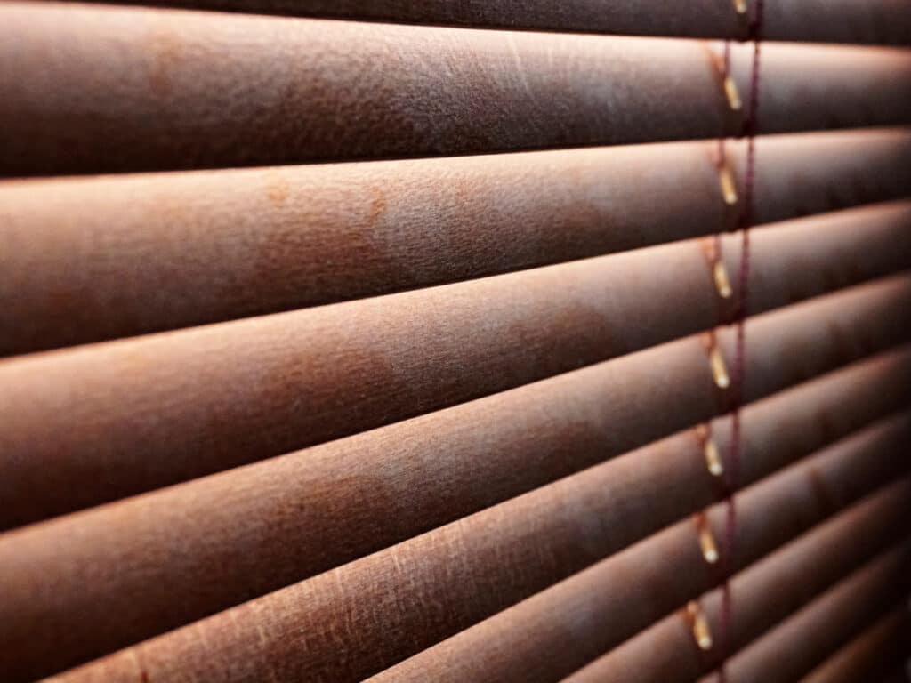 My Nana’s Easy Trick to Make Dusty Blinds Shine in Just 2 Minutes