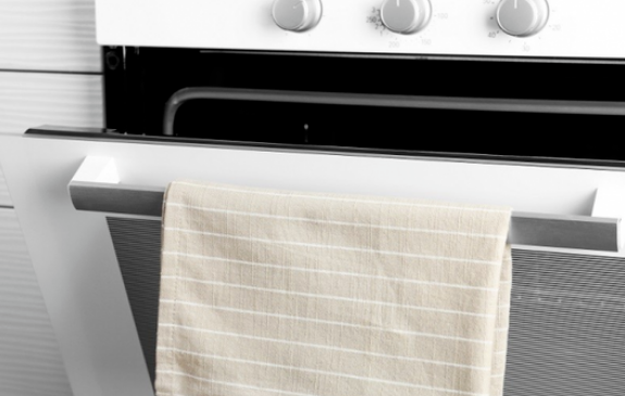 Why You Should Not Keep a Kitchen Towel on the Oven Door