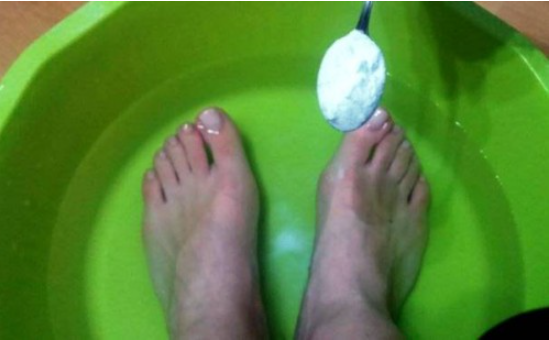 The Simple and Natural Method With Baking Soda or Salt: After the Treatment, Wear Cotton Socks