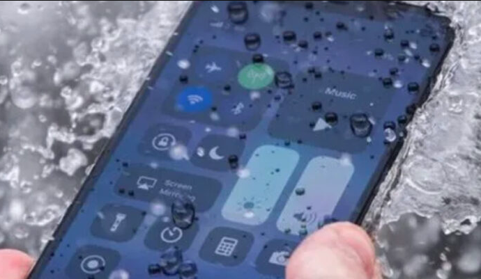 The First 2 Things You Should Do If Your Phone Falls Into Water: Never Dry It With a Hair Dryer